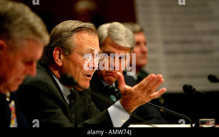 Donald Rumsfeld bezeugt vor dem Senate Armed Services Committee auf Vorwürfe der Misshandlung irakischer Gefangener Stockfoto