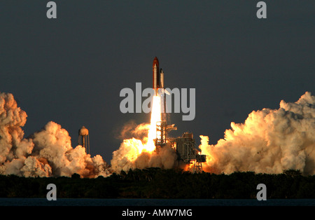 Heben Sie aus der Raumfähre, NASA STS-117, der 21. Raumstation-Flug von John F. Kennedy Space Center am 8. Juni 2007. Stockfoto