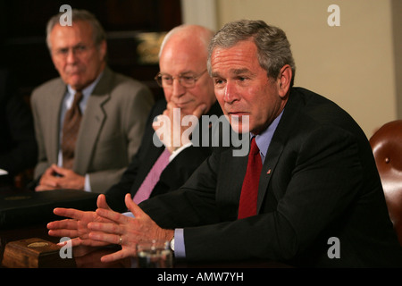 Bush trifft sich mit den Iraq Study Group im Roosevelt Room des weißen Hauses am 14. Juni 2006. Stockfoto