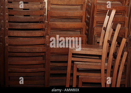 Gestapelte Holzstühlen. Stockfoto