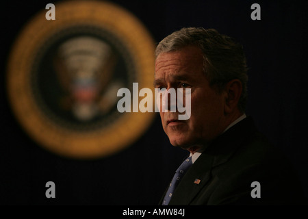 Präsident George w. Bush spricht, bevor er HR 6111, Steuererleichterungen und Health Care Bill unterschreibt Stockfoto