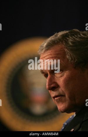 Präsident George W. Bush spricht vor der Beschilderung HR 6407 in der Eisenhower Executive Office Building am 20. Dezember 2006. Stockfoto