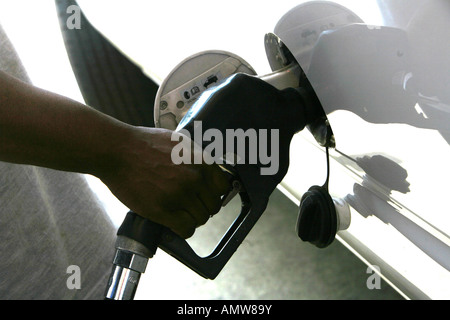 Gas bei einer Exxon-Station in Washington, DC am 12. Juli 2006 gepumpt wird. Stockfoto