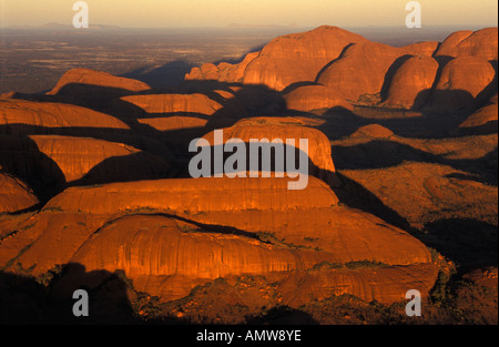 Luftaufnahme des Mount Olga (Kata Tjuta) bei Sonnenaufgang, Northern Territory, Australien Stockfoto