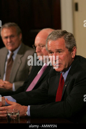 Bush trifft sich mit den Iraq Study Group im Roosevelt Room des weißen Hauses am 14. Juni 2006. Stockfoto