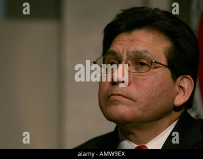 Attorney General Alberto R Gonzales hört eines Lautsprechers während eines US Chamber Of Commerce geistiges Eigentum Update Stockfoto