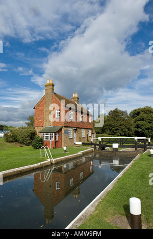 UK Surrey Wey Fluss Stoke Lock Stockfoto