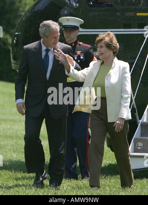 Präsident George w. Bush schaut First Lady Laura Bush, wie sie an Menge Wellen, wie sie im Weißen Haus ankommen Stockfoto