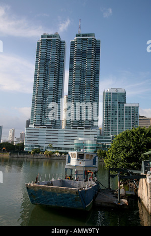 Skyline von Panama Hallo steigen Wasserreflexion Zentral Amerika Gebäude Wasser Wolken blauer Himmel Panama-Stadt Stockfoto