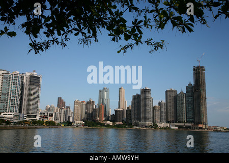 Skyline von Panama Hallo steigen Wasserreflexion Zentral Amerika Gebäude Wasser Wolken blauer Himmel Panama-Stadt Stockfoto