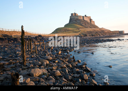 Das strategische Wahrzeichen der Lindisfarne Castle. Holy Island, Berwick-upon-Tweed, Northumberland, UK  englische Sehenswürdigkeiten Stockfoto