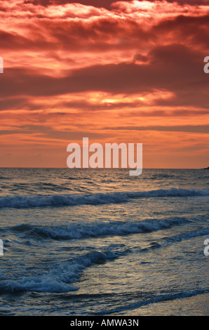 Schöner Strand bei Sonnenuntergang auf der Insel Korfu Stockfoto