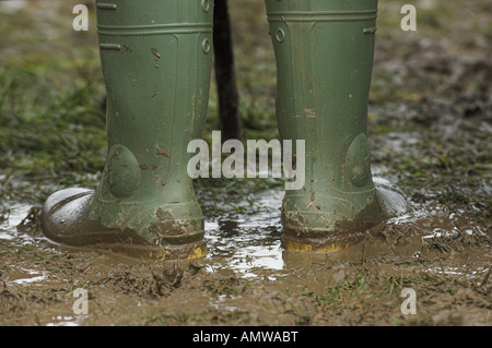 Schlammigen Wellington Stiefel bei Nässe schlammig Stockfoto