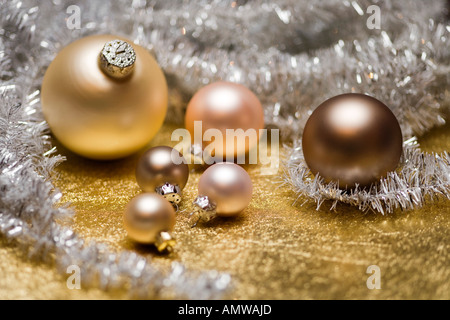 Weihnachtsbaum Dekoration auf goldenem Untergrund Stockfoto
