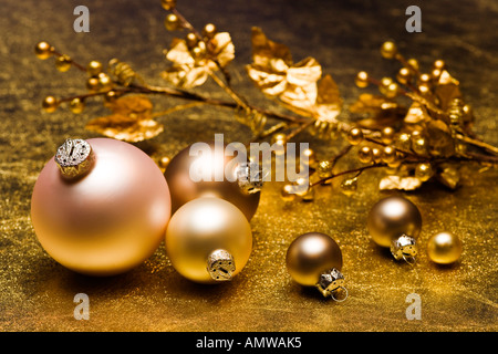 Weihnachtsbaum Dekoration auf goldenem Untergrund Stockfoto
