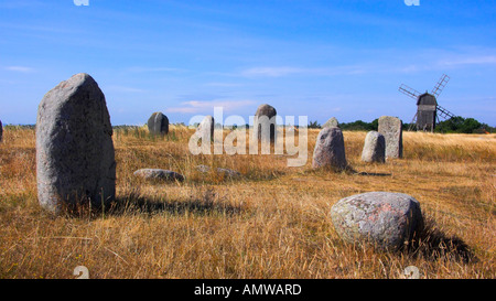 Windmühle und Stone Circle, Insel Öland, Schweden Stockfoto