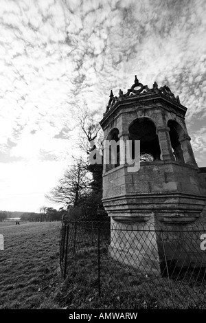 Leistungsstarke Himmel gesetzt gegen einen schwach beleuchteten Bild eines Pavillons auf eine Heimat Nottingham Länderportrait schwarz / weiß Stockfoto