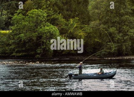 Fischer von einem Boot aus in den Fluss Tay gießen Stockfoto