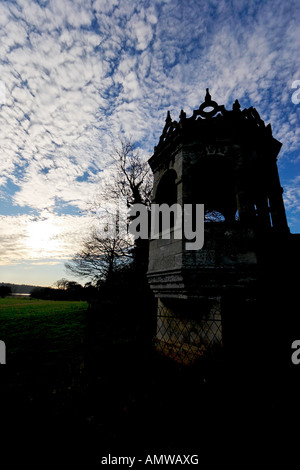 Leistungsstarke Himmel gegen einen schwach beleuchteten Bild eines Pavillons am Nottingham Landhaus Stockfoto