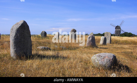 Steinkreis und Windmühle, Insel Öland, Schweden Stockfoto