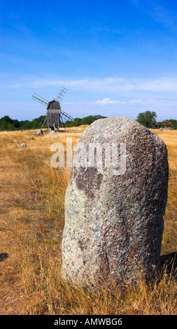 Steinkreis und Windmühle, Insel Öland, Schweden Stockfoto