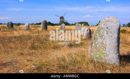 Steinkreis und Windmühle, Insel Öland, Schweden Stockfoto