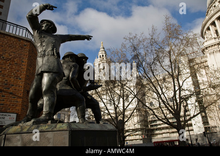 Feuerwehr-Nationaldenkmal von John W Mills als eine Hommage an diejenigen, die gegen Feuer während der Blitz im zweiten Weltkrieg, London gekämpft. Stockfoto