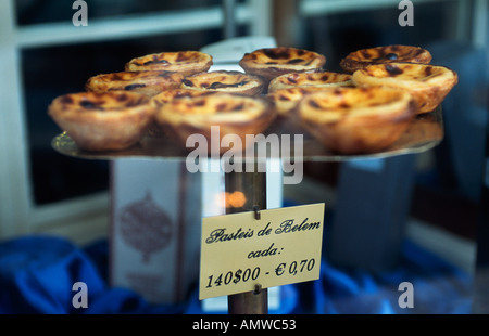 Pasteis de Belem eine Art Puddingtörtchen im Fenster des berühmten Antiga Confeitaria de Belém Stockfoto