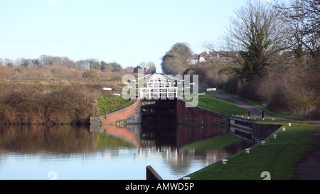 Blick vom Platz am unteren Rand einer großen Gruppe von Schleusen bei Devizes, Wiltshire England übergeben. Stockfoto