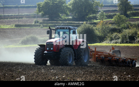Ein Traktor rollenden Felder in Cowlinge in der Nähe von Haverhill, Suffolk Stockfoto