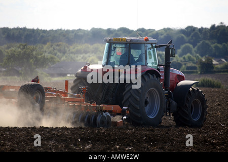 Ein Traktor rollenden Felder in Cowlinge in der Nähe von Haverhill, Suffolk Stockfoto