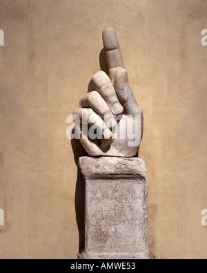 ES - Rom: Hand der Statue von Konstantin II im Kapitolinischen Museum Stockfoto