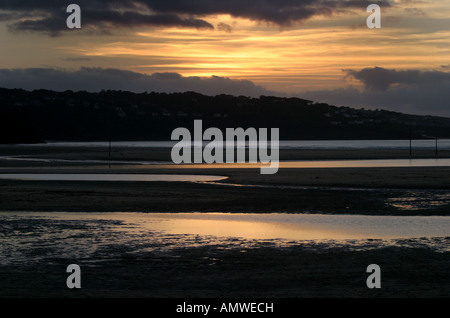 Reflektierte Sonnenuntergang über Hayle Strand mit Blick auf St. Ives in Cornwall UK Stockfoto