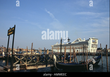 Star Princess Liner und Gondeln in Venedig Italien Stockfoto