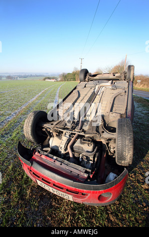 Einem nicht tödlichen Verkehrsunfall verursacht durch Straßenglätte Stockfoto