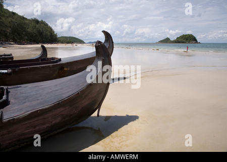 Vor einem Trimaran Fischerboot Sattahip Beach in der Nähe von Rayong, Thailand Stockfoto