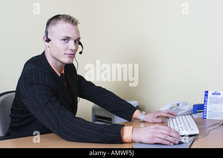 lächelnde Telesales Mitarbeiter Stockfoto