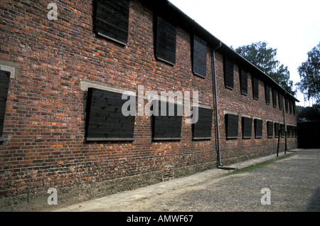 Auschwitz KZ Block mit verschalten Windows Gefangenen beobachten Hinrichtungen auf der Wall Of Death zu verhindern Stockfoto