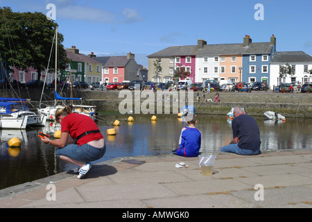 Aberaeron Hafen Ceredigion West Wales Menschen fangen Krebse Stockfoto