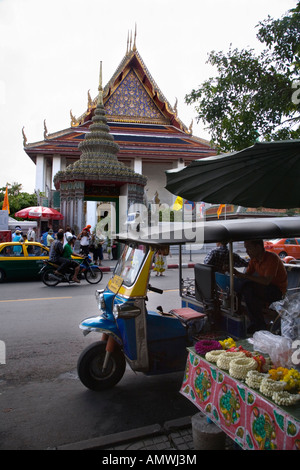 Thailändisches Tuk-Tuk vor dem Wat Pho Tempel, offizieller Name Phra Chetuphon, in Bangkok, Thailand. Stockfoto