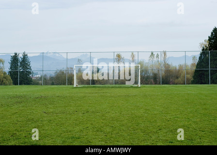 Leere Fußballplatz und Ziel im Herbst Stockfoto