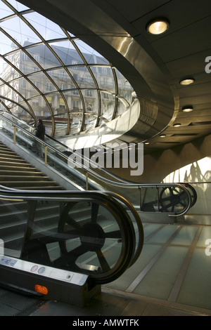 Eingang der u-Bahn station St. Lazare, Frankreich, Paris Stockfoto
