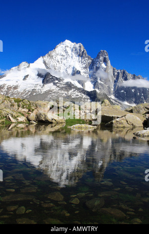 Spiegelung auf Mountain Lake, Aiguilles Verte, 4121 m, Aiguilles du Dru, 3754 m, Les Drus, Frankreich, Chamonix, Savoyer Alpen Stockfoto