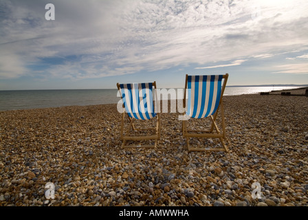 zwei leere Liegestühle am Strand, in den späten Sommerabend Bexhill am Meer East Sussex UK Stockfoto