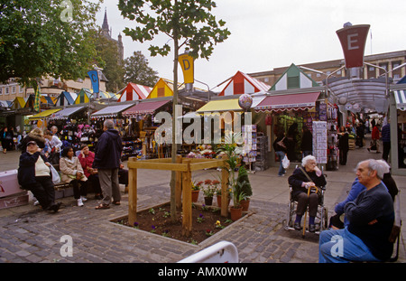 gepflasterten Bereich wo Käufer warten oder Ruhe vor der täglichen hell Markthalle in Norwich City Stockfoto