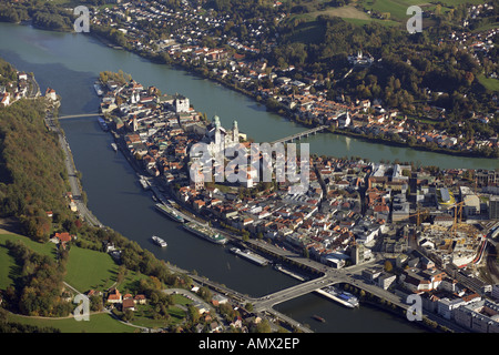 Zusammenfluss von Donau (Vordergrund) und Inn (Hintergrund) in Passau, Altstadt mit Schanzlbruecke (Vordergrund) und Luitpoldbruecke Stockfoto