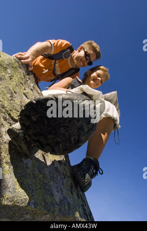 junges Paar beim Bergwandern, auf der Suche in einer Karte, Frankreich, Alpen Stockfoto