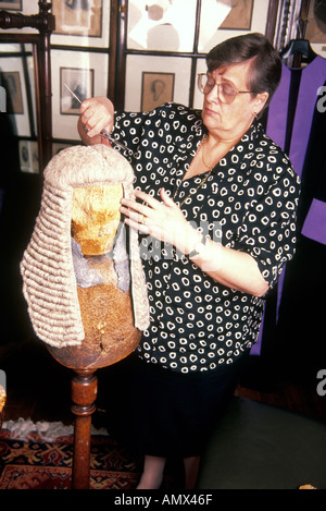 Kathleen Clifford machen die traditionellen Perücken für Richter aus Rosshaar in Ede Ravenscroft in London. Stockfoto