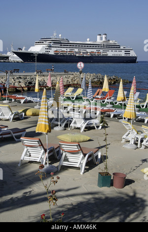 Strand in der Nähe von Kusadasi und im Hintergrund Kreuzfahrtschiff Rotterdam, Türkei, Kusadasi Stockfoto