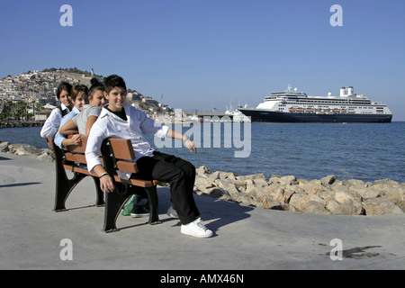 Teenager am Strand in der Nähe von Kusadasi und im Hintergrund Kreuzfahrtschiff Rotterdam, Türkei, Kusadasi Stockfoto